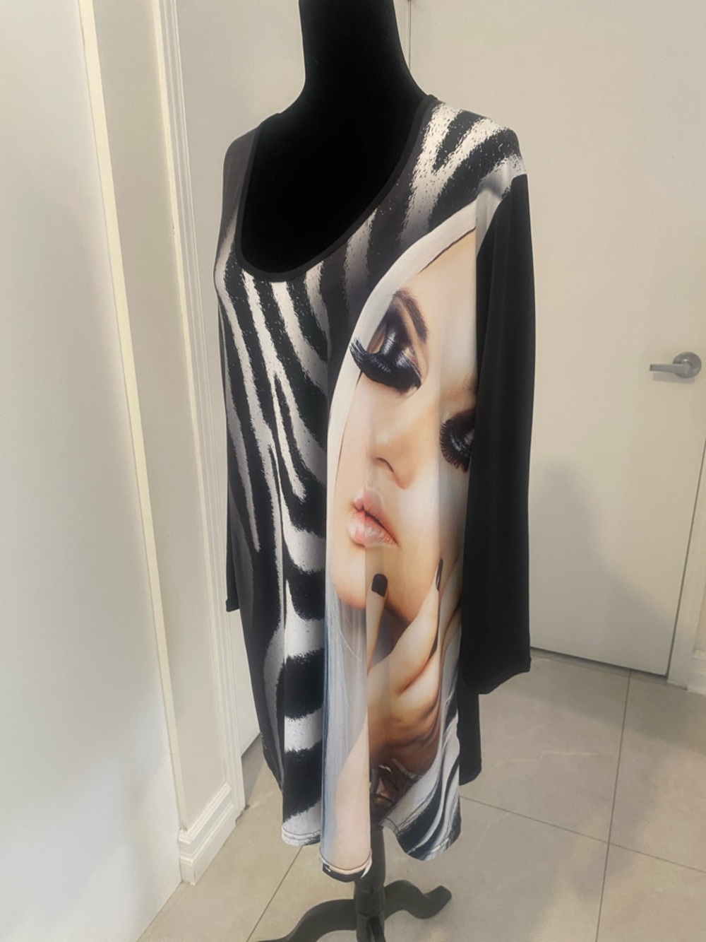Graphic Black tunic Zebra print by  EDMOND BOUBLIL FRENCH designer SIZE XX-Large